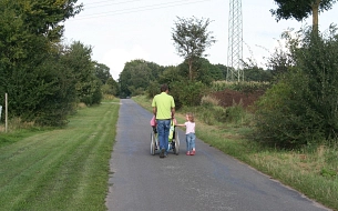 Familie mit Rollstuhl