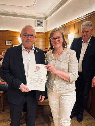 Verleihung silberne Ehrennadel an Vizebürgermeister Peter Reiter (links), Bürgermeisterin Dr. Sabine Michalek und Bürgermeister Dr Josef Leitner, ©Stadt Einbeck