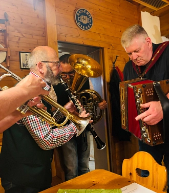 Wieselburger Tanzlmusi mit Bürgermeister Sepp Leitner an der Steirischen Harmonika, ©Stadt Einbeck